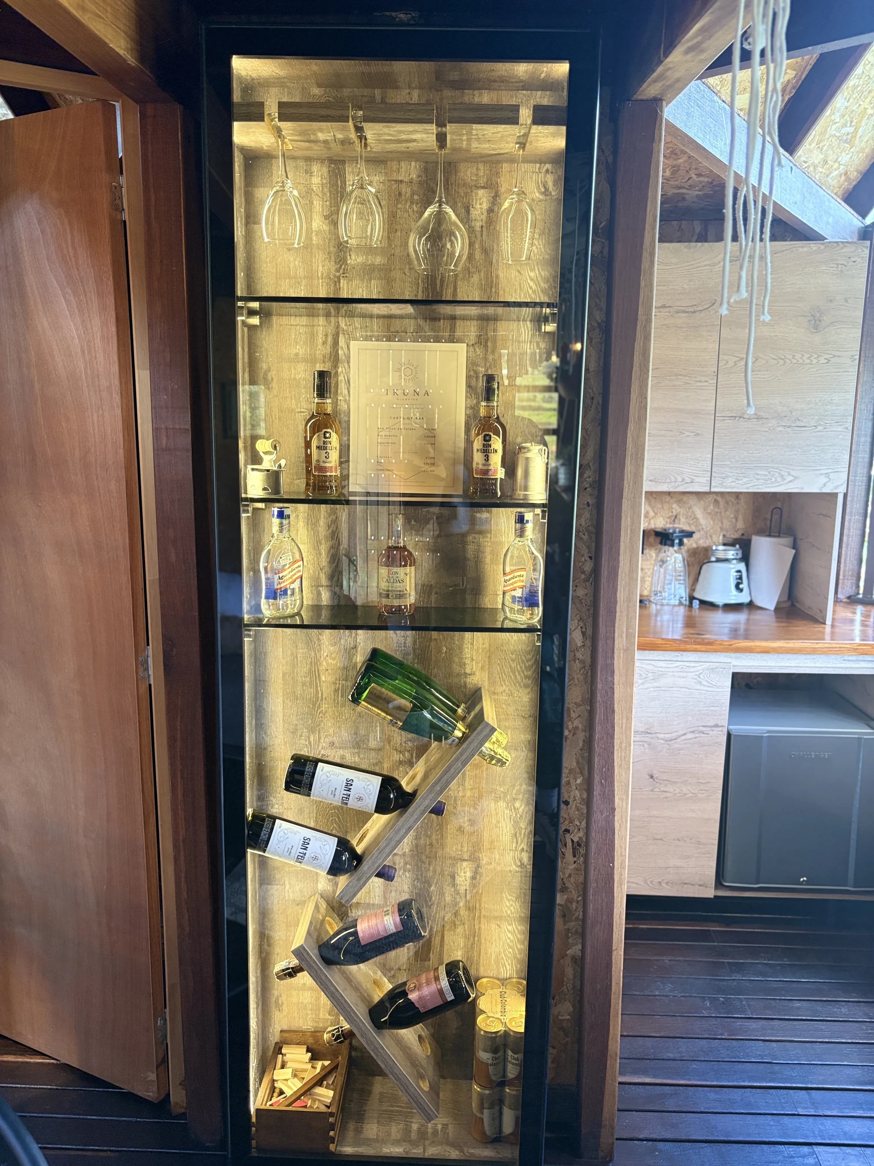 Bar Ikuna con vinos, licores y copas