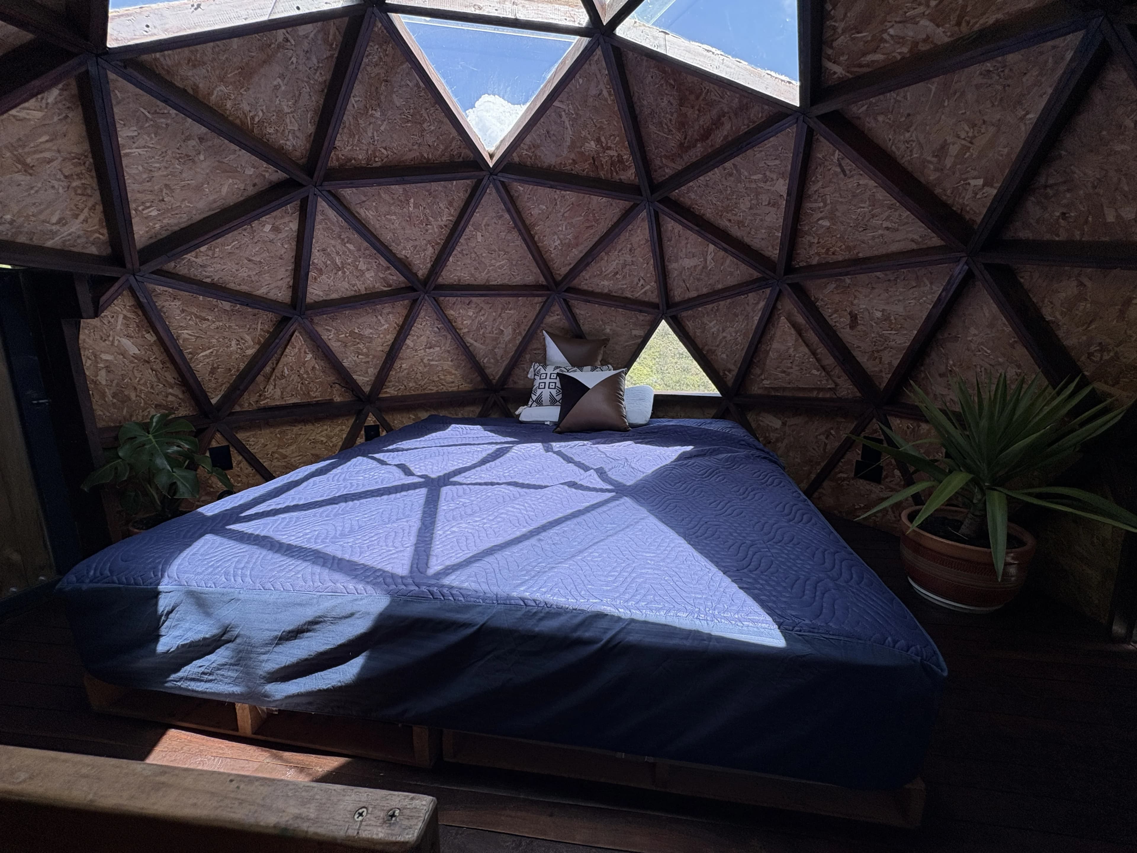 Dormitorio dentro del domo — Ikuna Glamping