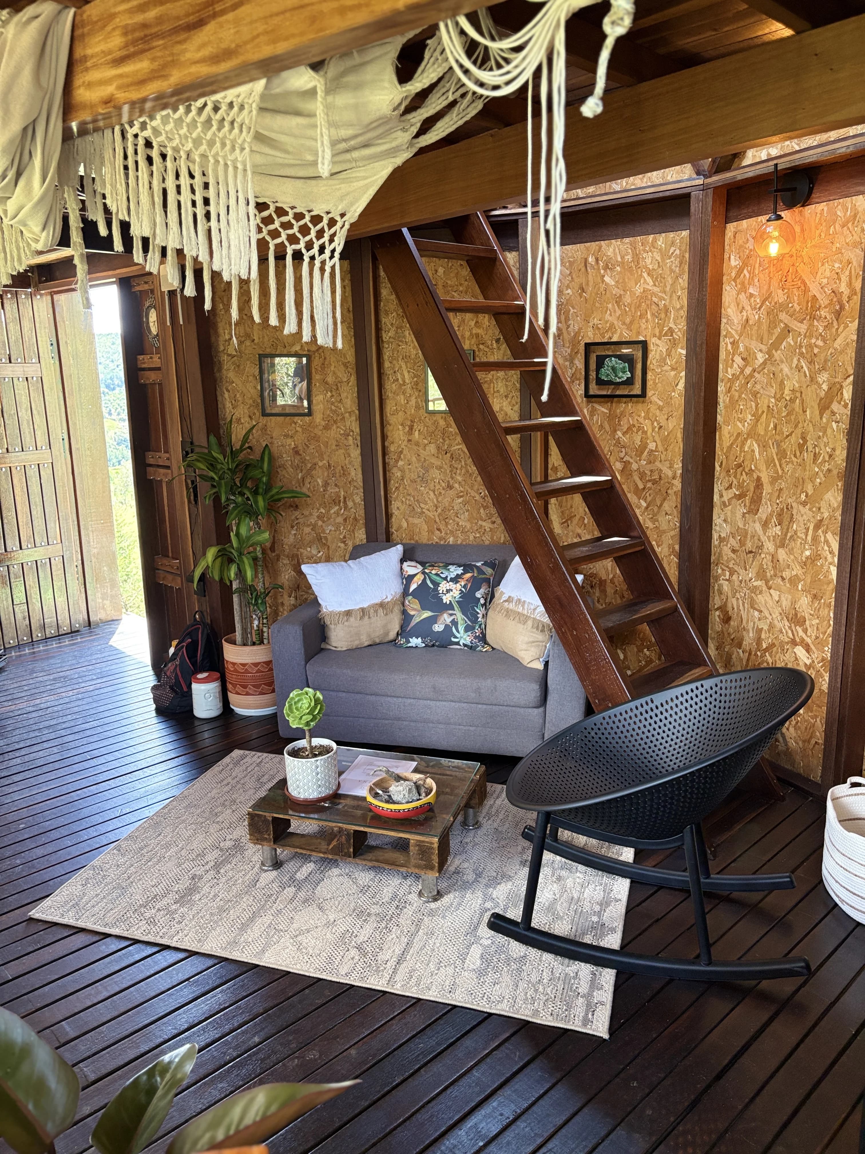 Sala interior con escalera al loft