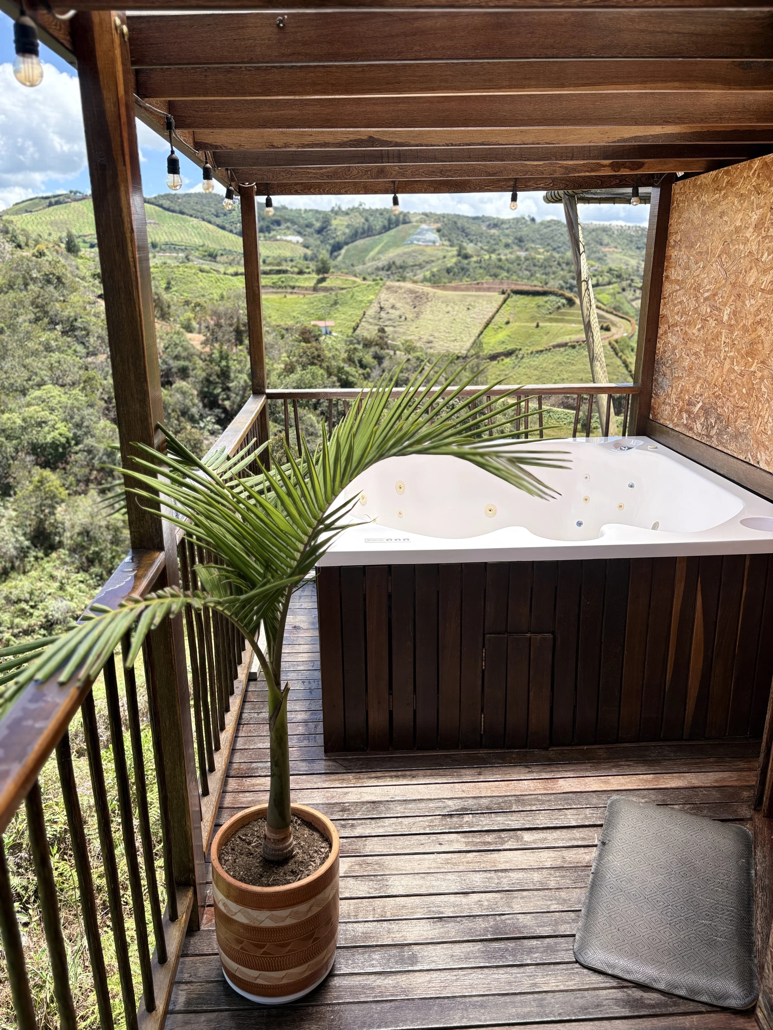 Jacuzzi privado con vista al valle — Ikuna Glamping