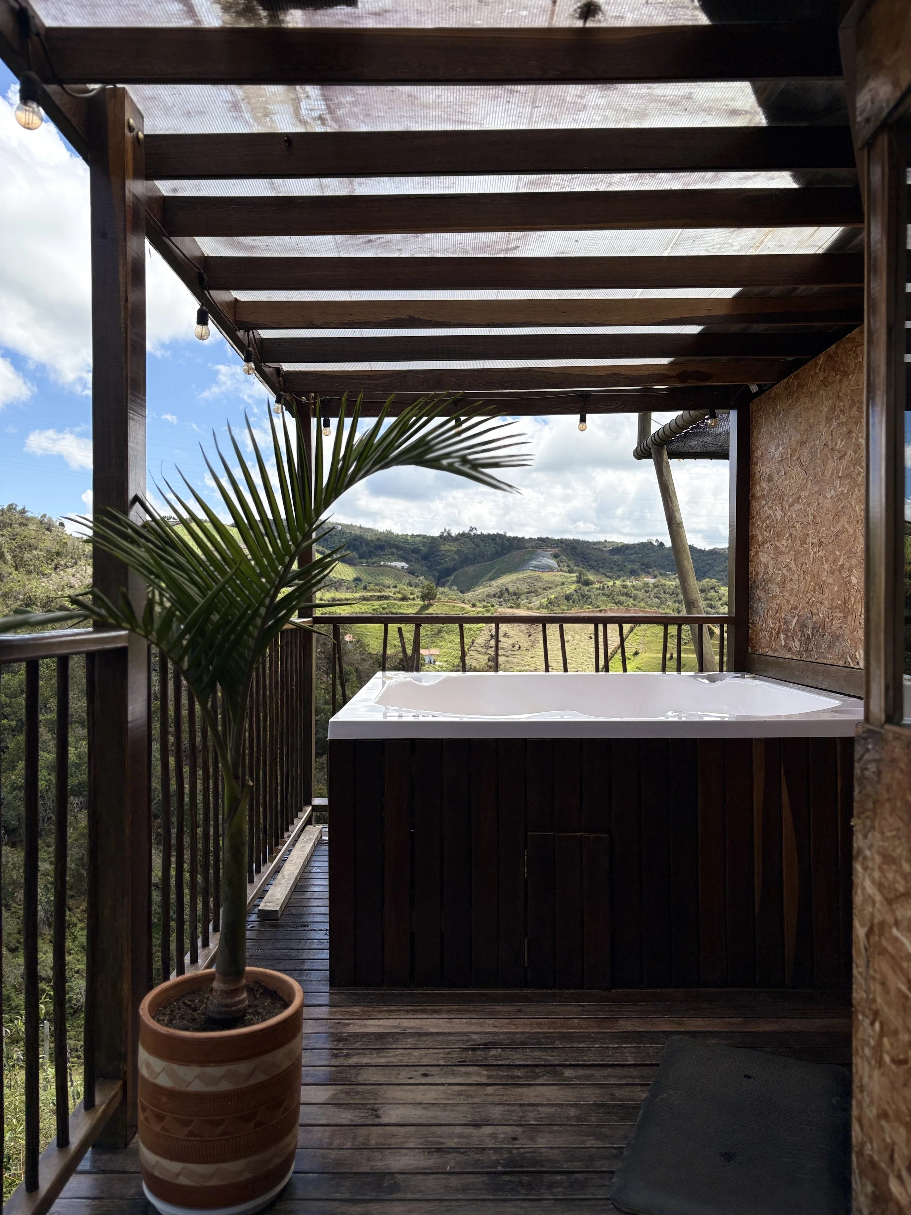 Jacuzzi bajo la pérgola de madera