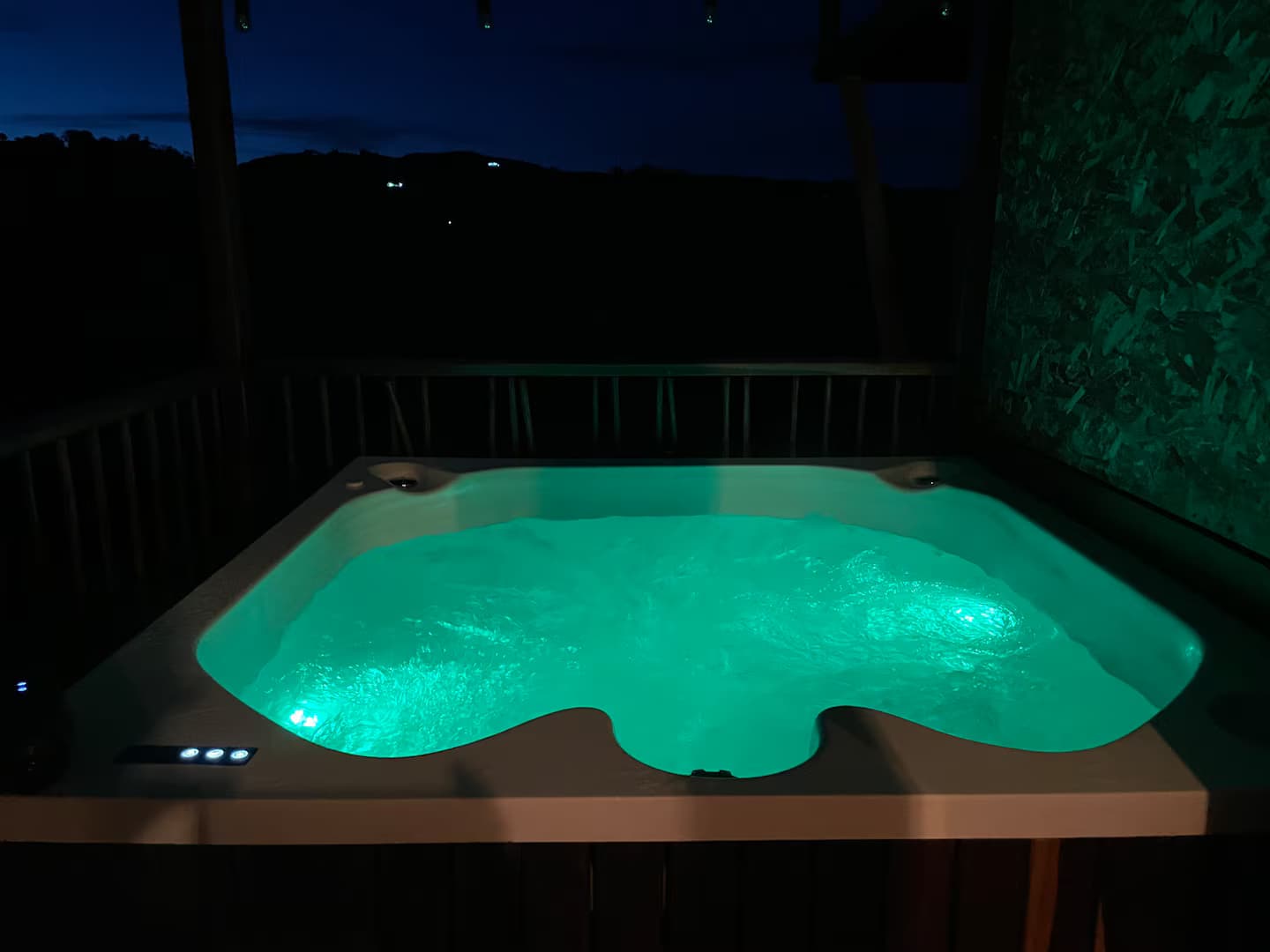 Jacuzzi bajo las estrellas — Ikuna Glamping
