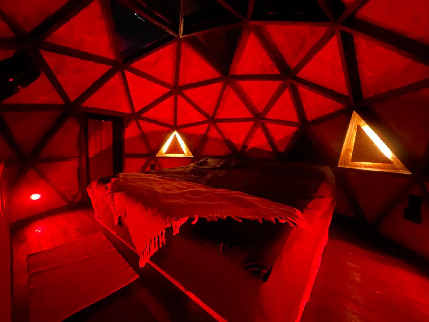 Cama king size — Ikuna Glamping